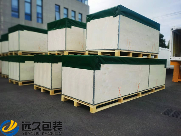 包装木箱的顶盖必须具有一定的防水性能